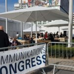 Das Bild zeigt eine Gruppe Menschen in der Sonne. Unser Autor teilt seine Erkenntnisse des Kommunikationskongress 2018 mit Ihnen.