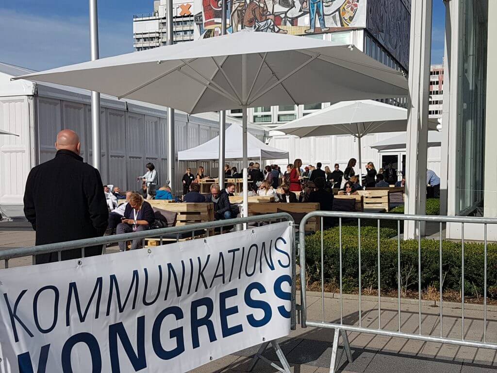 Das Bild zeigt eine Gruppe Menschen in der Sonne. Unser Autor teilt seine Erkenntnisse des Kommunikationskongress 2018 mit Ihnen.