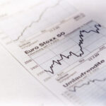 Das Bild zeigt den Aktienkursverlauf des Euro Stoxx. Der Artikel beschäftigt sich mit der Frage, ob Aufsichtsräte aktiv kommunizieren sollten.