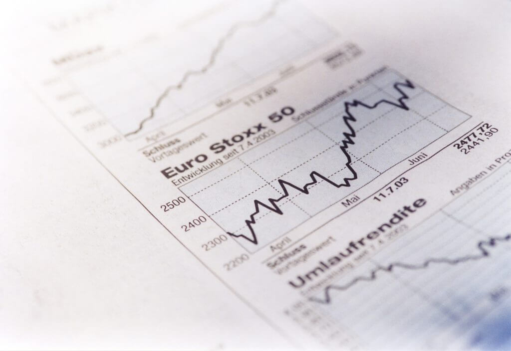Das Bild zeigt den Aktienkursverlauf des Euro Stoxx. Der Artikel beschäftigt sich mit der Frage, ob Aufsichtsräte aktiv kommunizieren sollten.