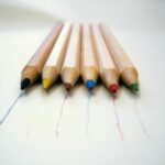 Das bild zeigt mehrere Buntstifte. Der ARtikel beschreibt den Unterschied zwischen Content Marketing und PR.