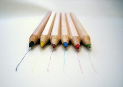 Das bild zeigt mehrere Buntstifte. Der ARtikel beschreibt den Unterschied zwischen Content Marketing und PR.