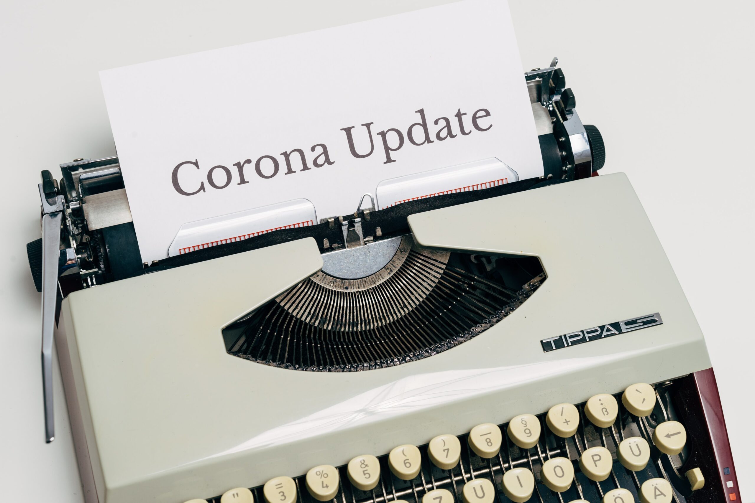 Schreibmaschiene tippt die Worte Corona Update. Dieses Bild leitet einen Artikel zur Krisenkommunikation in Zeiten von Corona ein.