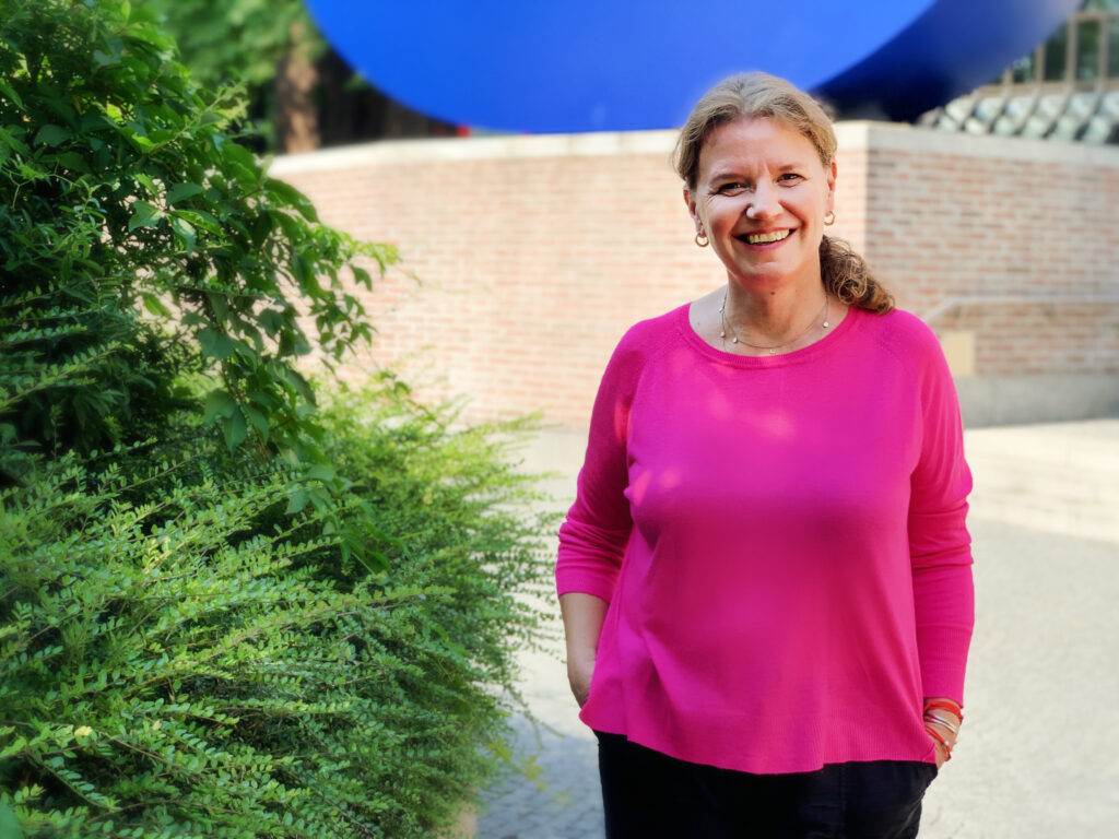 V. Marie Grassinger mit Hintergrund